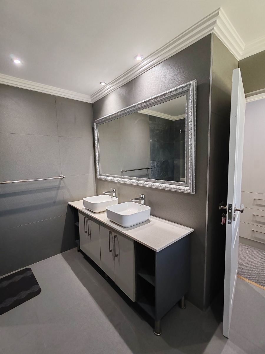7 Bedroom Property for Sale in Perlemoenbaai Western Cape